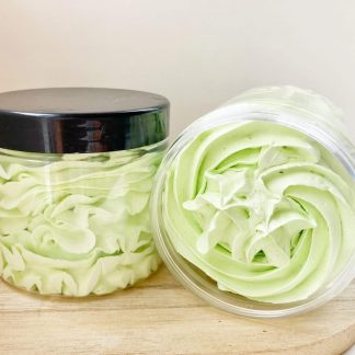 Savon fouetté artisanal au parfum île tropicale avec une texture crémeuse et aérienne, idéal pour hydrater et parfumer délicatement la peau.