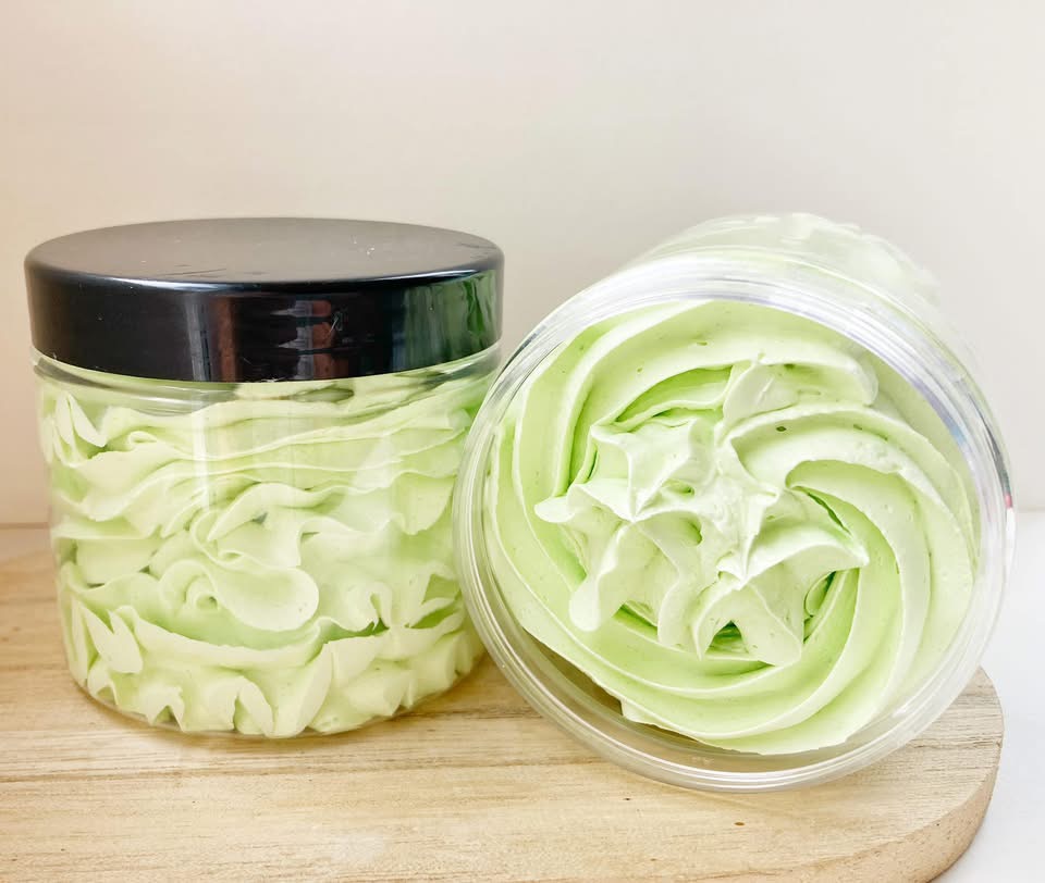 Savon fouetté artisanal au parfum île tropicale avec une texture crémeuse et aérienne, idéal pour hydrater et parfumer délicatement la peau.