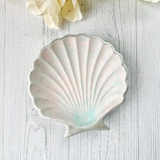 Plateau à bijoux élégant en forme de coquillage fait main, parfait pour organiser et exposer vos colliers, bagues et bracelets avec style