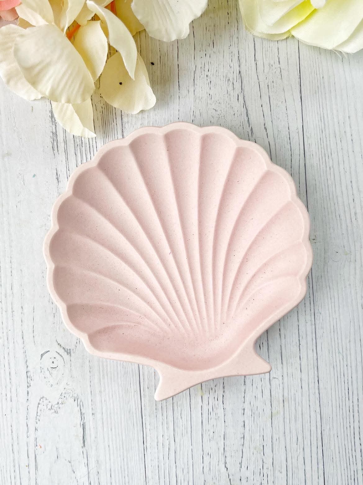 Plateau coquillage Saint Jacques fait main, élégant et décoratif pour organiser vos bijoux avec style.