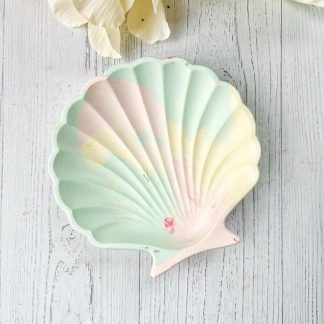 Plateau coquillage Saint Jacques fait main, élégant et décoratif pour organiser vos bijoux avec style.