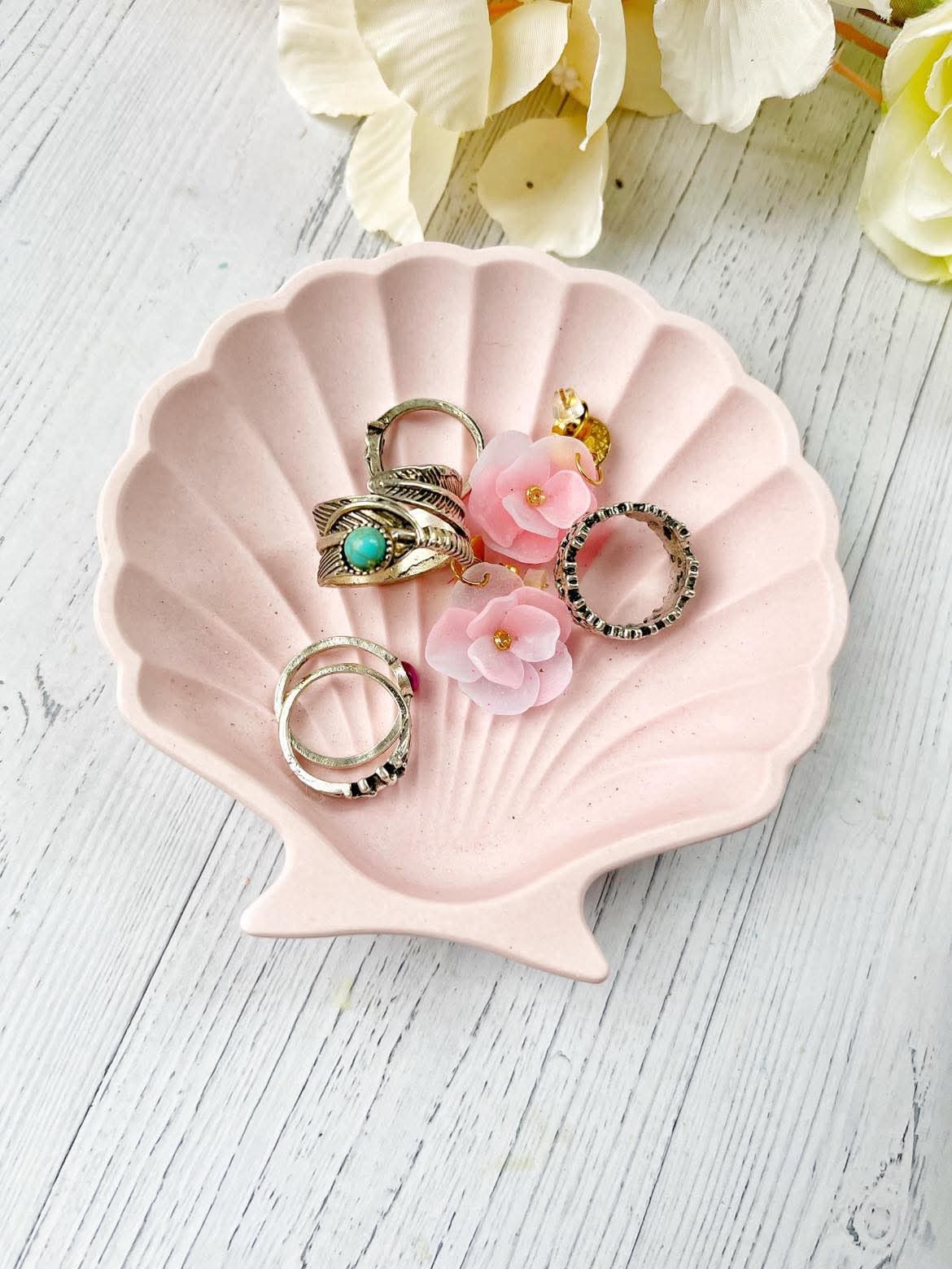 Plateau coquillage Saint Jacques fait main, élégant et décoratif pour organiser vos bijoux avec style.