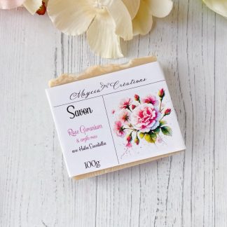Savon artisanal Rose Géranium fait main, enrichi en argile rose pour un soin doux et purifiant.