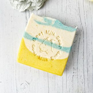 Savon artisanal au lait de chèvre, hydratant et apaisant, idéal pour les peaux sensibles. Texture crémeuse et composition naturelle. 🌿🧼