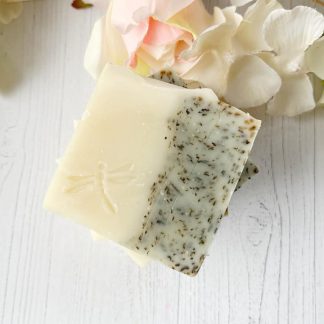 Savon artisanal fait main à la menthe et menthe poivrée, avec une texture crémeuse et une couleur verte fraîche, présenté sur un fond neutre, symbolisant la fraîcheur et la naturalité.