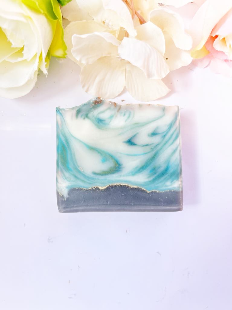 Savon artisanal Amazon Rain posé sur un fond naturel avec feuilles tropicales